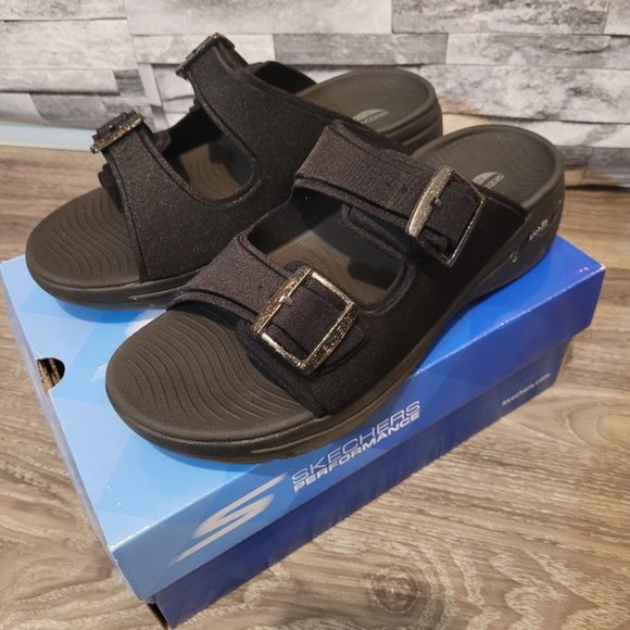 BNIB Size 11 Wide Sandals Skechers - Picture 1 of 5